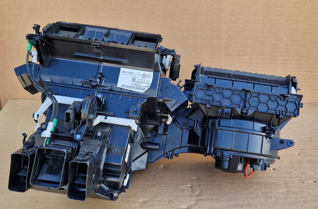 Обігрівач vw audi skoda 5qh816005d оригінал комплект  як нова в Україні