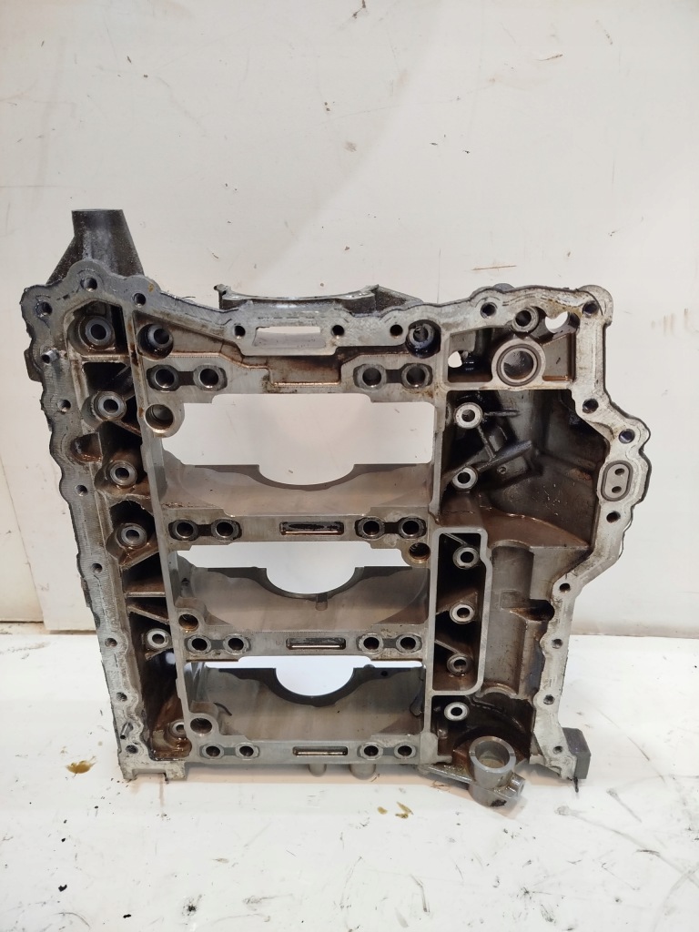 Полублок двигателя держатель вала коленчатого audi a7 c7 3.0 tfsi 06e103032ap Недорого