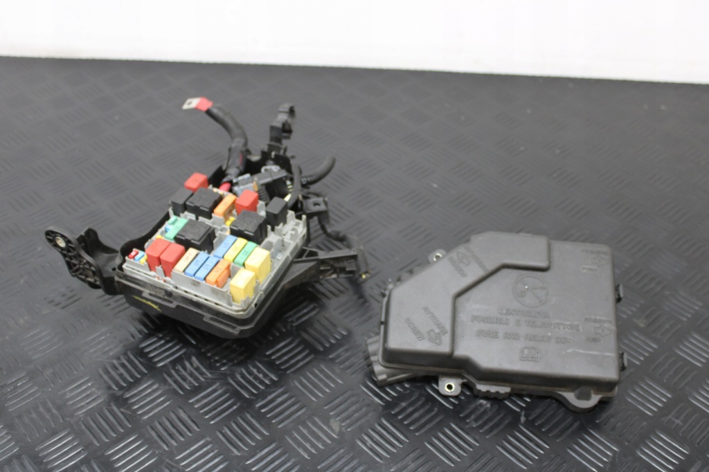 Купити Коробка запобіжників корпус 50527994 alfa romeo giulietta рестайлінг