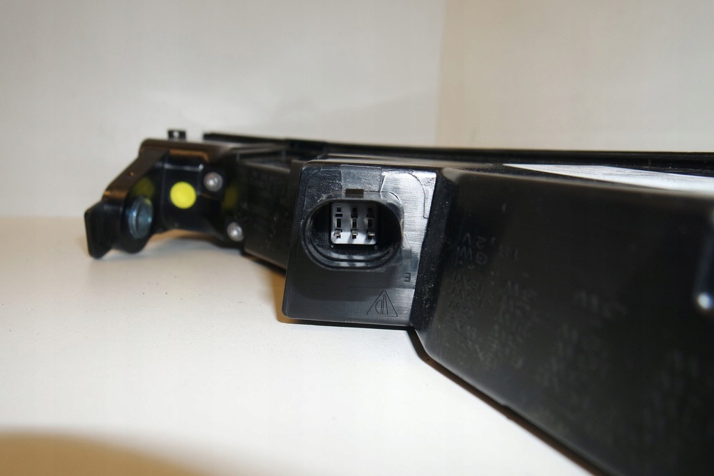 фото №6, Porsche taycan 9j1 2023 права сторона лампа задня