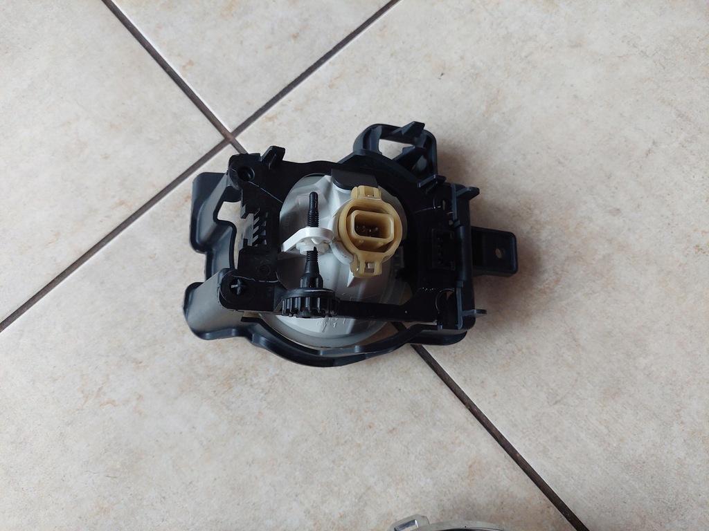 фото №5, Правый противотуманная фара - рамка - peugeot 208 - 12-15 !!!