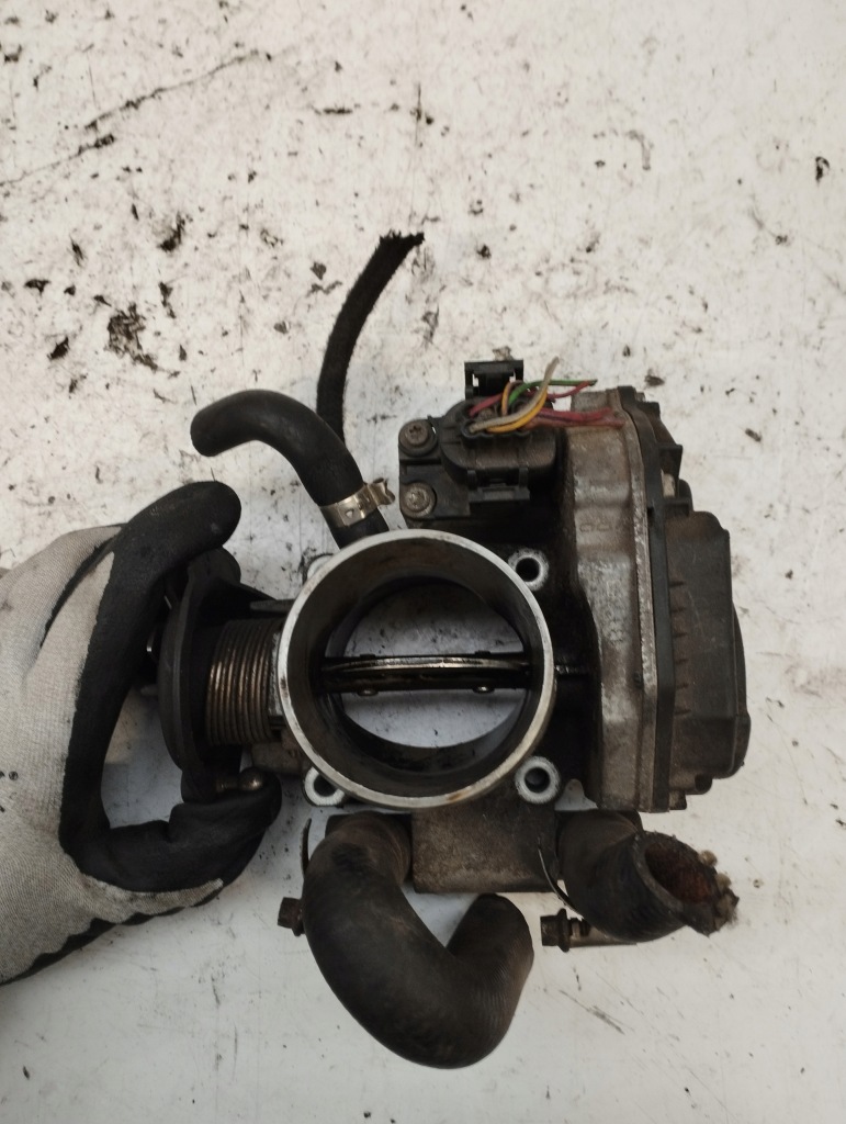 Audi a4 b5 1.8 дросельна заслінка 058133863b Зі Шроту