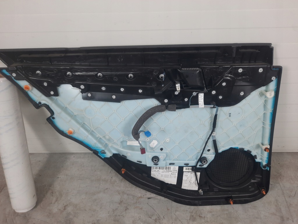 Обшивка двері задня правий шкіра mercedes w204 sedan в Україні