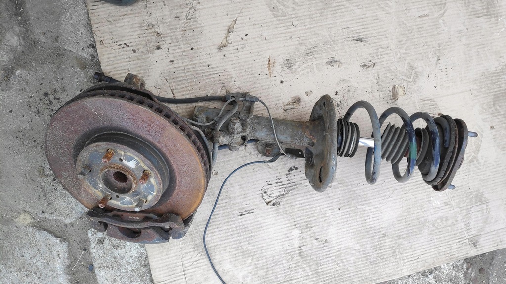 фото №1, Амортизационная стойка поворотный кулак правый prius plus 48510-47270