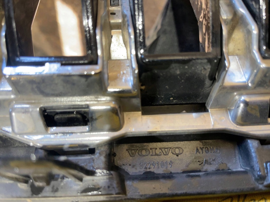 фото №11, Volvo xc60 xc-60 ii 2 lift 21- решётка радиатора решётка радиатора решётка средняя бампера перед