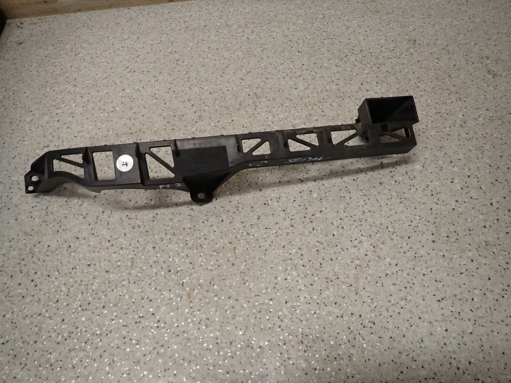 фото №1, Mazda 3 4d 03-08 молдинг pod фара правая