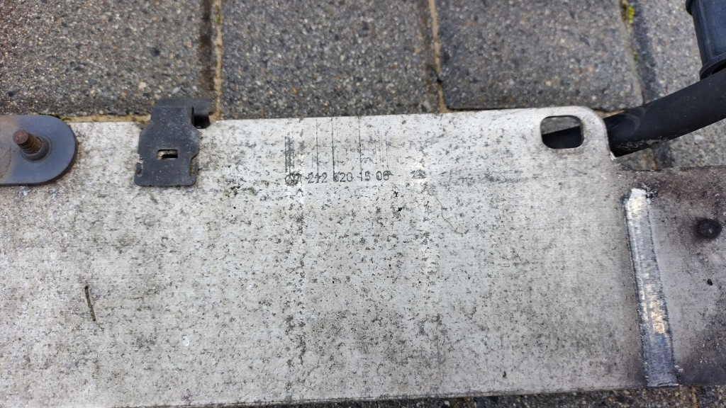 Mercedes e w212 рестайлінг  13-16 ремінь передній верхній балка панель фари зона клаксон Недорого