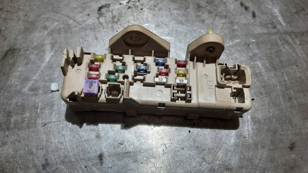 фото №1, Коробка предохранителей mazda 323f 00r 2.0d