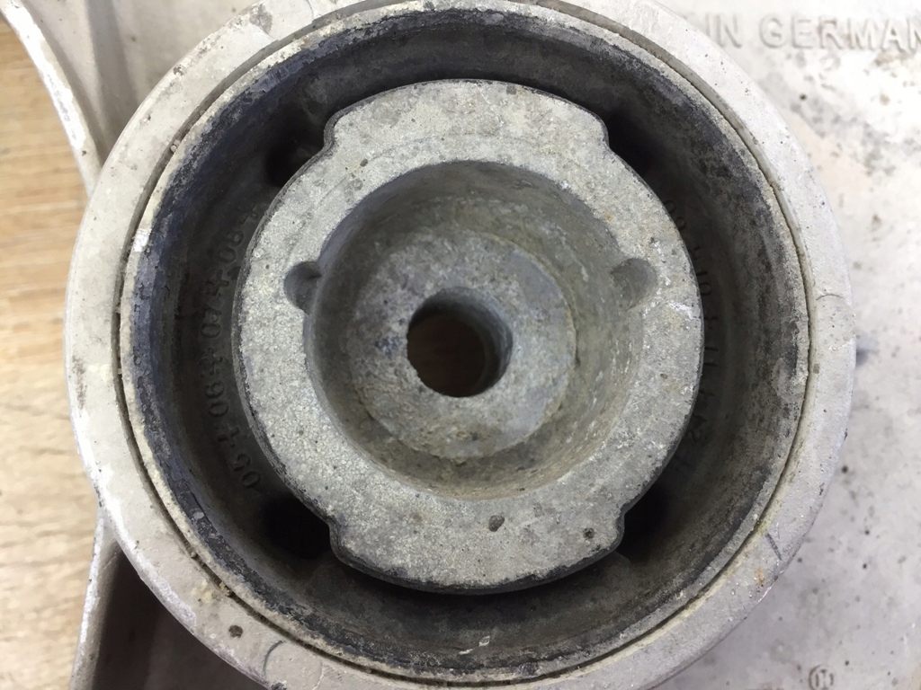 Кронштейн опора мост mercedes s-kl w221 c216 Доставка