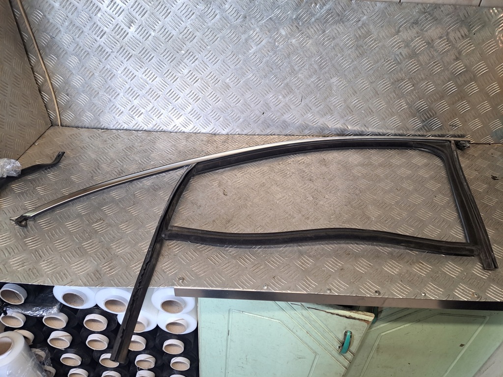 фото №2, Porsche macan 2017 r прокладка дверь левый перед