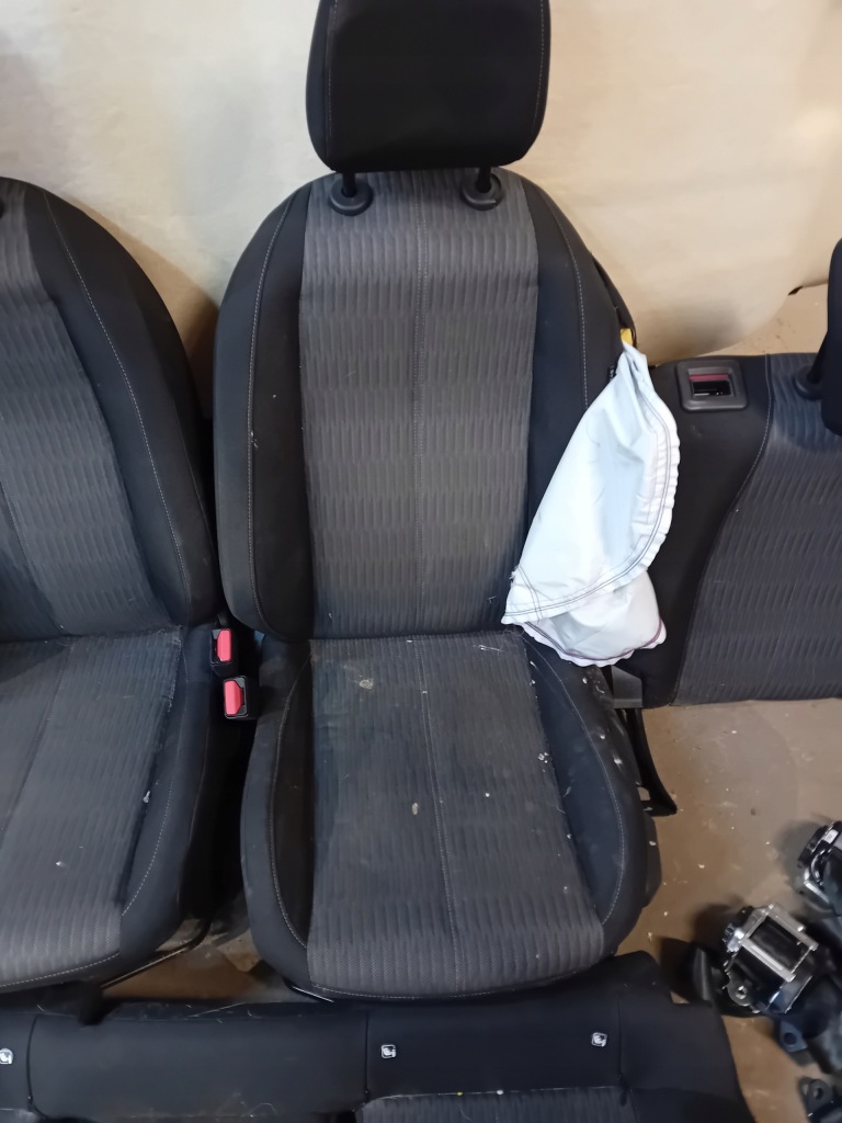 фото №3, Opel corsa f 19-22 hb 5d сиденья передние заднее сиденье задняя комплект + ремни задняя