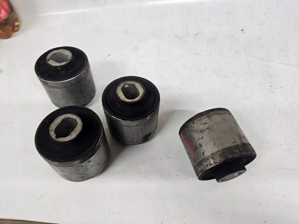 Mercedes c-klasa w203 втулка важеля передній перед a2033331014 Зі Шроту