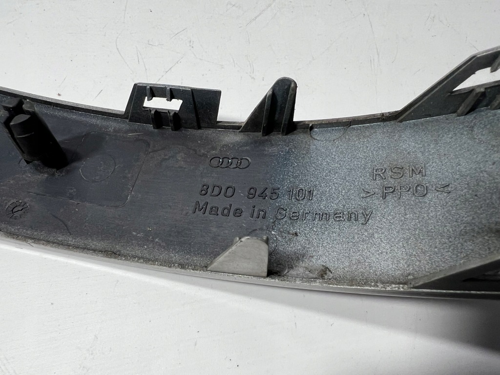 Audi a4 b5 молдинг підфарник задня ліва 8d0945101 в Україні