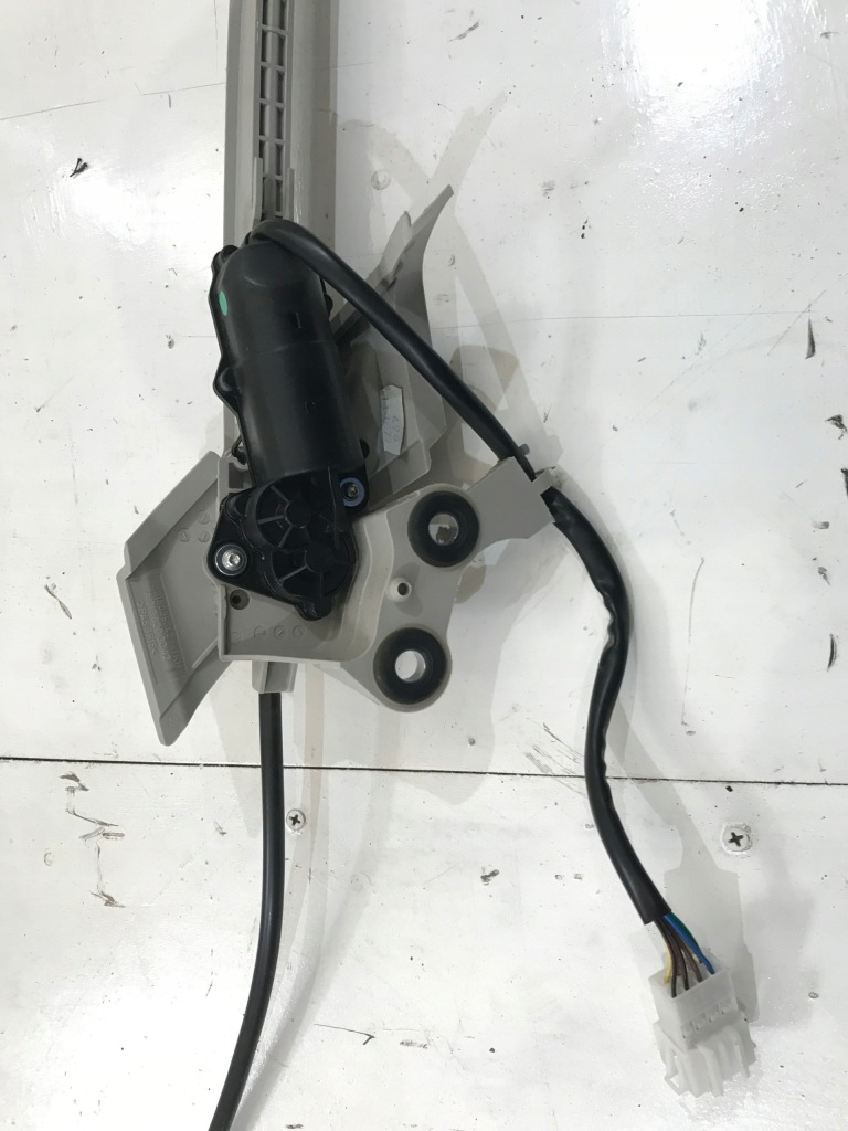 фото №2, Направляющая шторка mercedes w212 kombi a2128203042