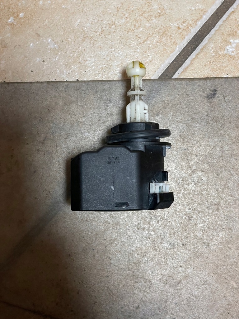 фото №1, Моторчик регулировки лампы 008830 hella audi a3 8p