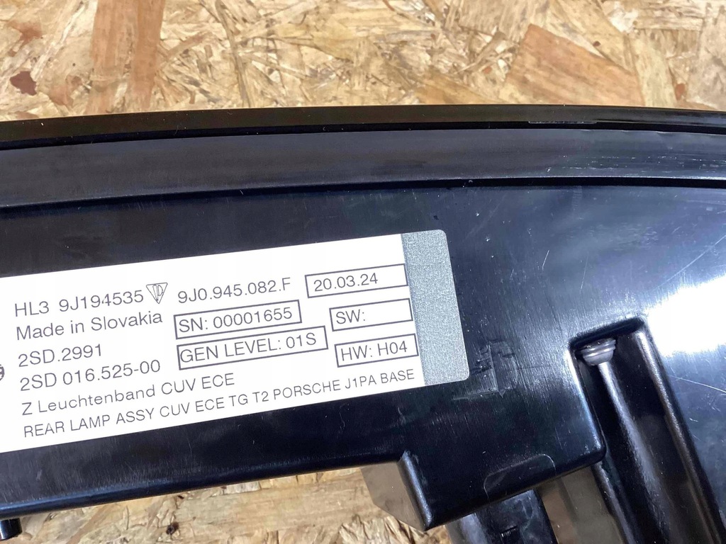 фото №12, Porsche taycan лампа правая левая накладка 9j0945082f 9j1945096a 9ja945095a