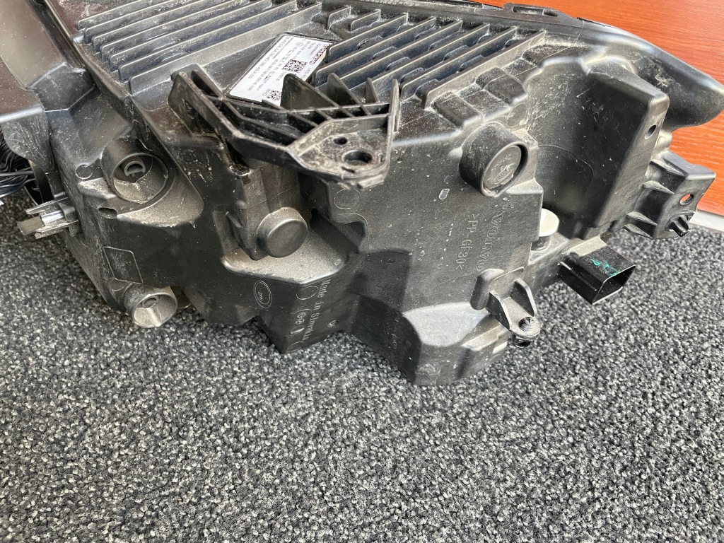 Volvo xc60 2 рестайлинг  фара правый  full led 22r 32338981 uk Киев