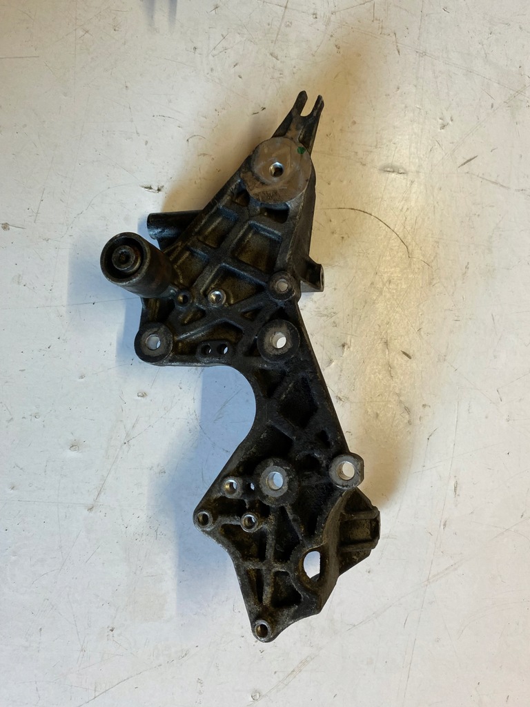 фото №1, Кронштейн кронштейн двигателя насоса 059130147n phaeton audi a6 c6