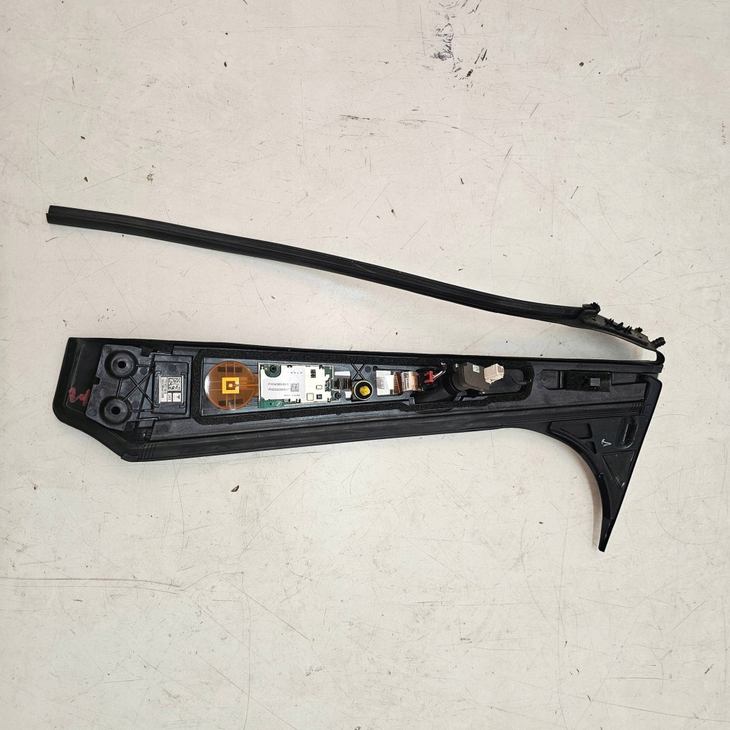 фото №9, Молдинг защита стойка камера левая tesla x plaid 2022r 1751462-00-b