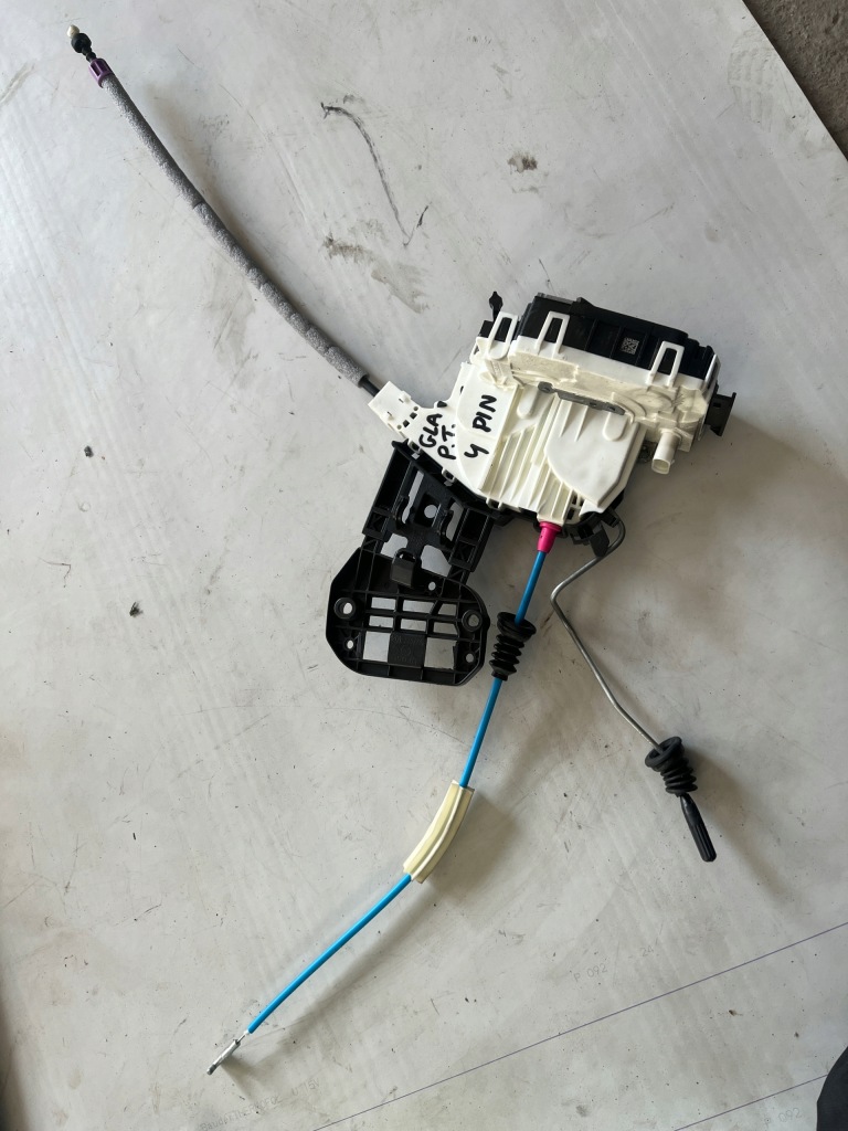 фото №1, Mercedes gla lift 17-19 w156 x156 замок двері правий задня 4 pin