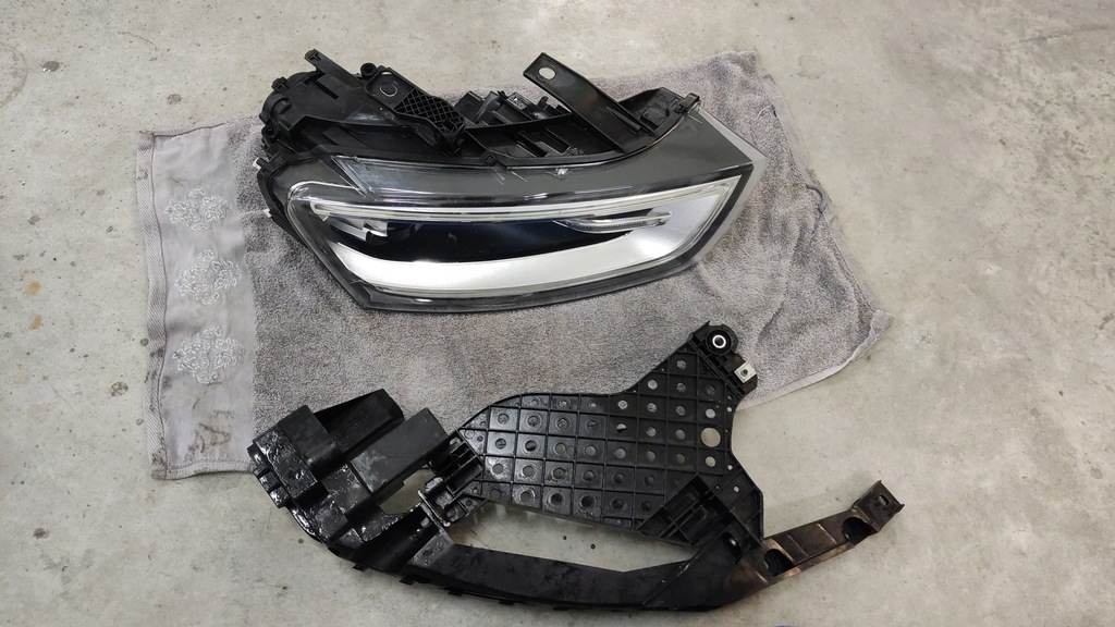 фото №1, Audi q3 лампа правая 8u0941030h europa