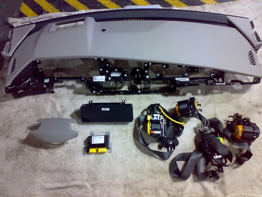 фото №1, Kia niro ii 2022 - консоль подушки безопасности ремни orginał светлая серая серая