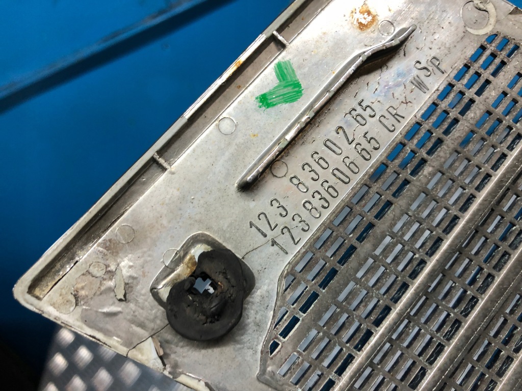 Mercedes w123 c123 купе решітка жабо хром 1238360665 Оригінал