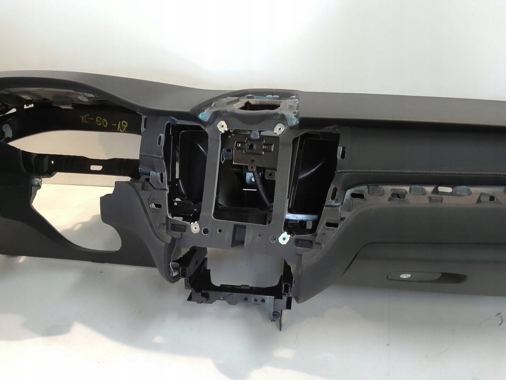 фото №5, Volvo xc60 ii 2022 консоль приборная панель приборная кожа нитка белый