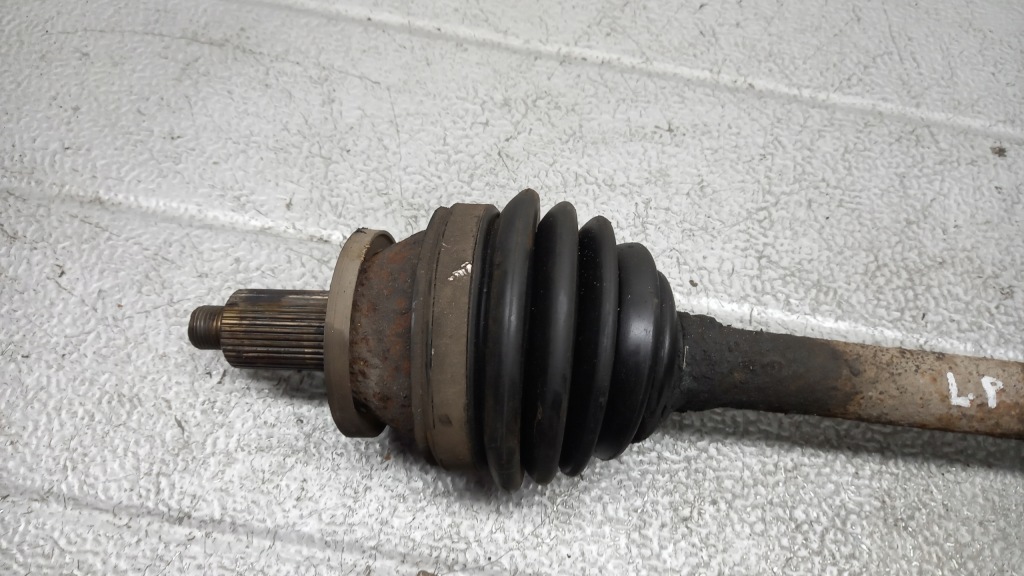 Приводной вал левая перед vw polo iv 03r 1.2b Цена