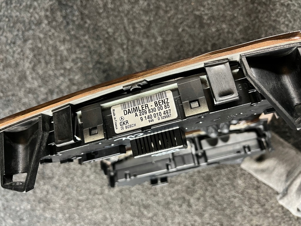 фото №11, Mercedes w209 clk панель обдув кондиционера рамка радио a2098300085