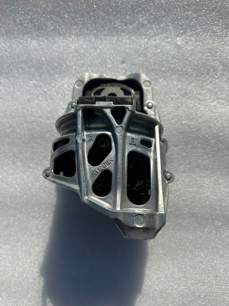 фото №1, Audi q8 кронштейн двигателя левая 4m0199371ha....