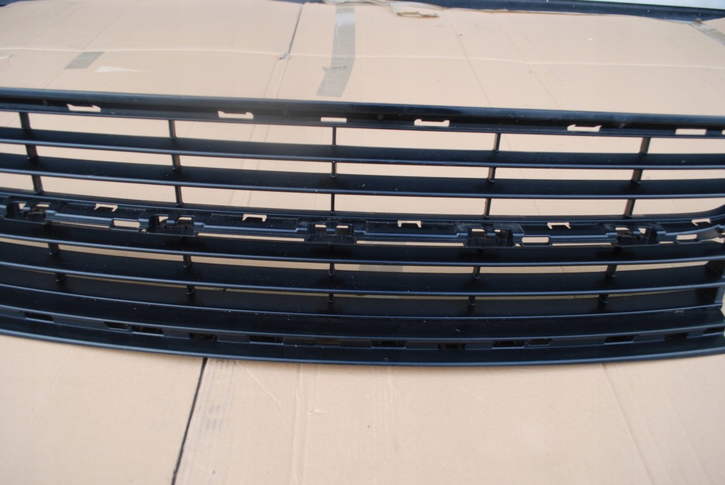 Решітка середня бампера renault scenic 3 3 рестайлінг  622549048r Оригінал