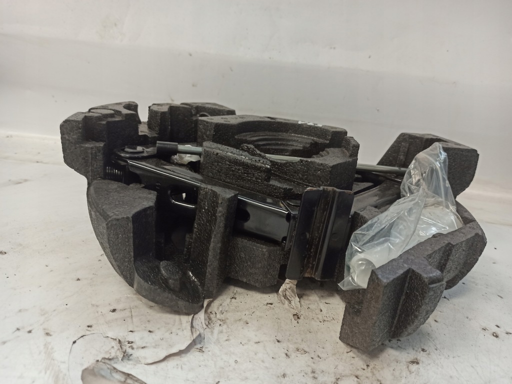 фото №7, Volvo v40 ii пінополістирол вкладиш багажника домкрат 31381882