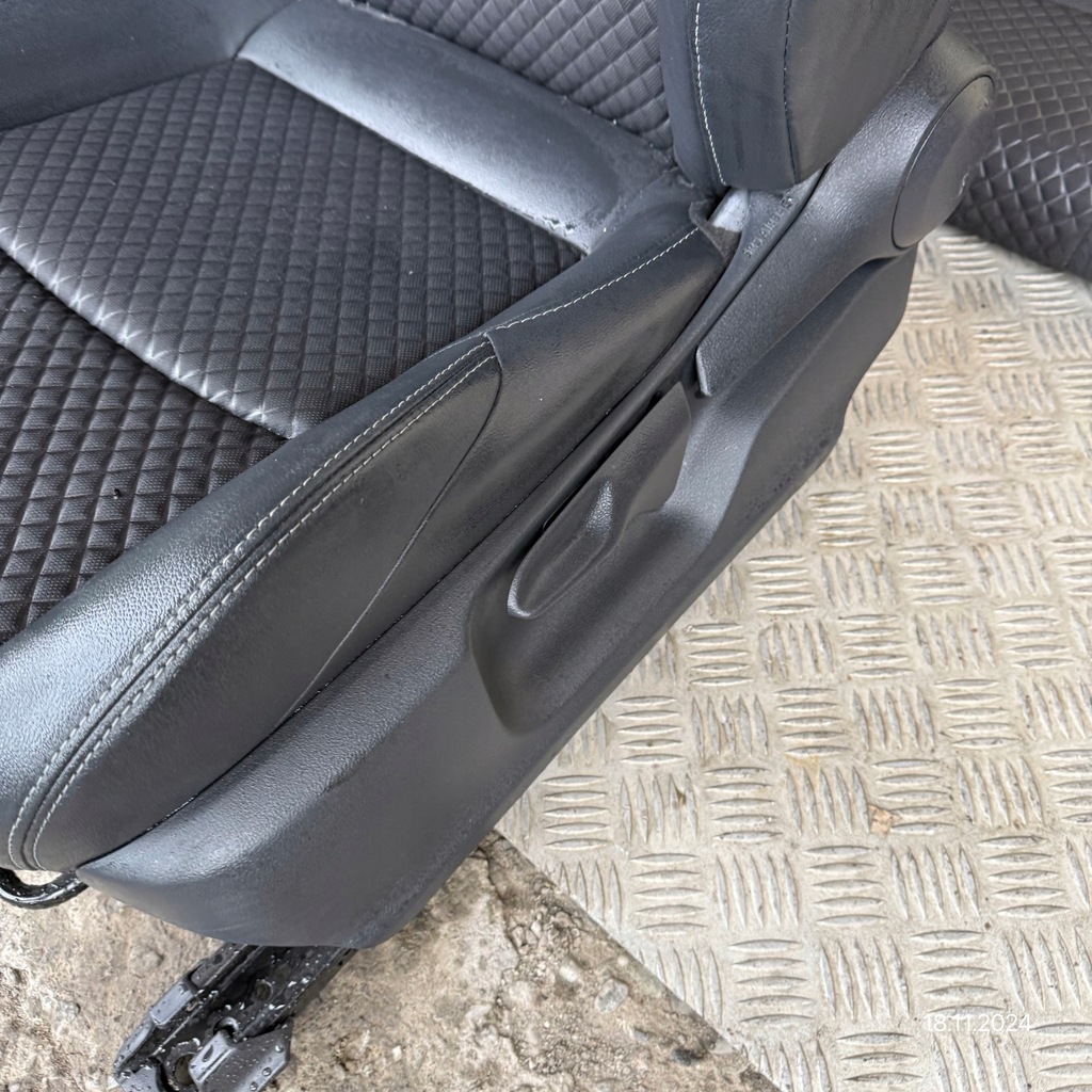 фото №4, Сиденья заднее сиденье полукожа комплект toyota yaris cross