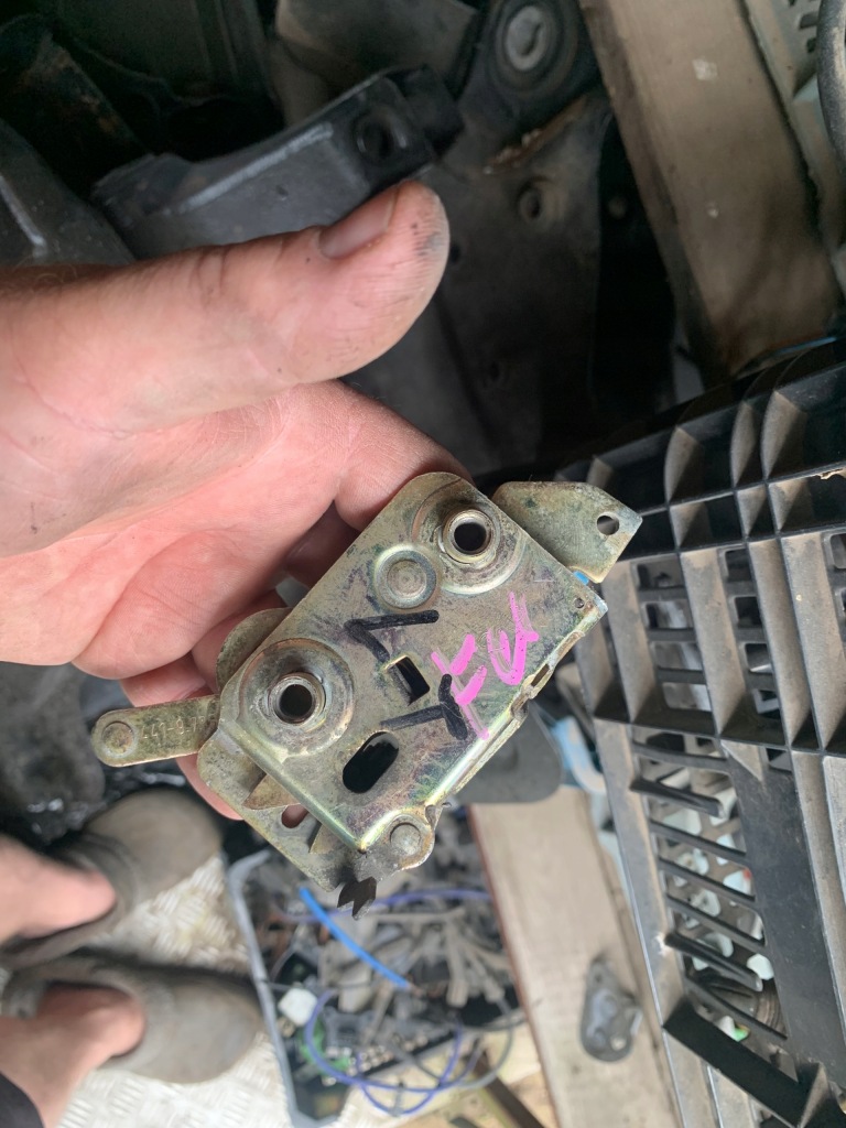 Felicja skoda замок внутренний засов правый задний  перед Недорого