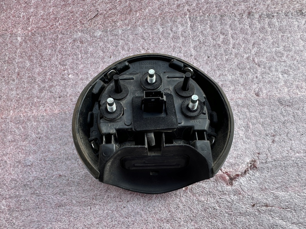 фото №2, Opel corsa f эмблема крышки ручка 39185120