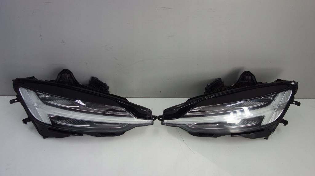 Купити Volvo s60 v60 18- фара ліхтарі  перед led uk