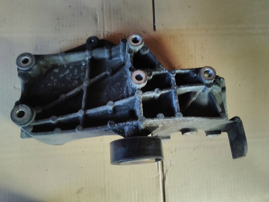 Alfa romeo 1.9 jtd кронштейн двигуна кронштейн генератора 55197248 в Україні