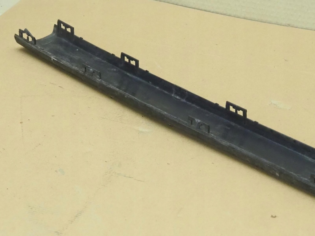 Молдинг бампера заднього середня bmw e30 1945926 Оригінал