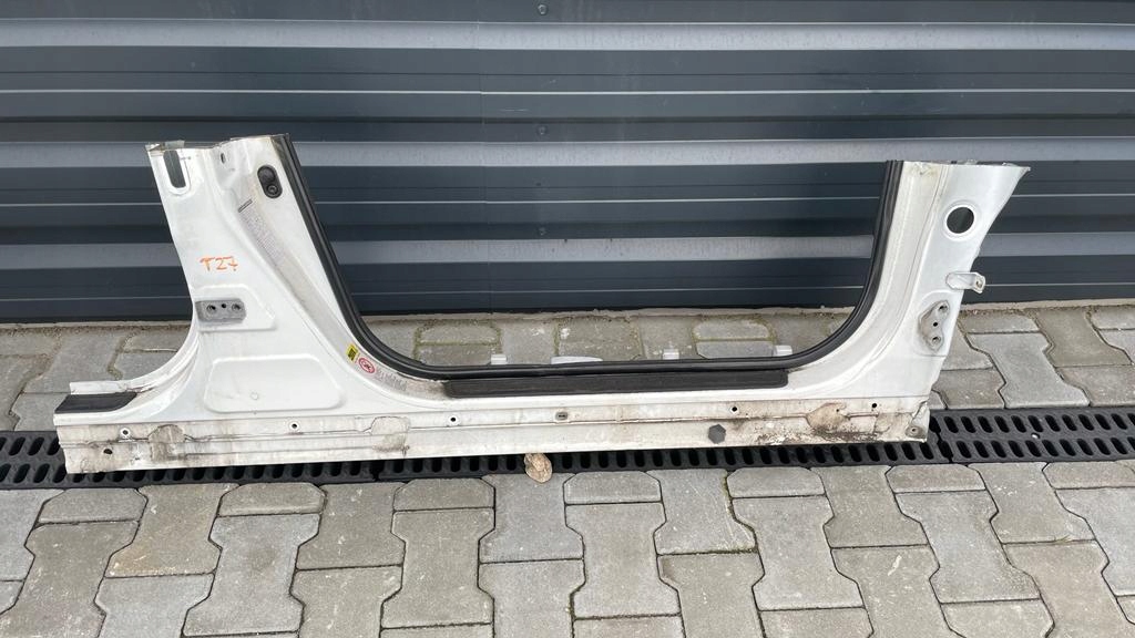 фото №1, Toyota avensis t27 t29 09-18 поріг чверть права