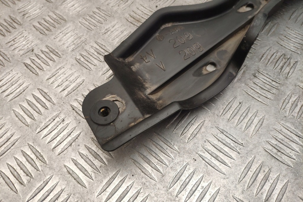 Задняя левая накладка подвеска lexus nx _z1_ 5839842022 2.5l hybrid 114kw с Разборки