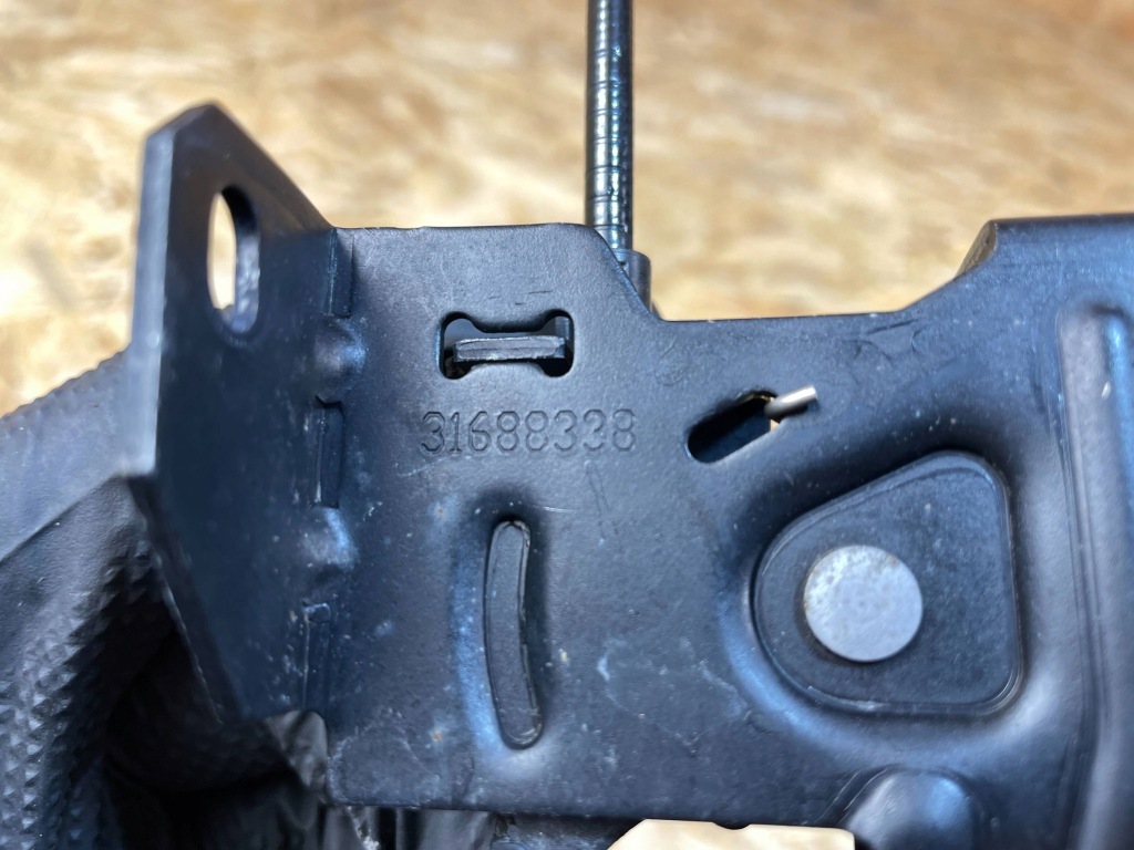 Замок крюк засов капот правый polestar 2 2 31688338 2020- Цена