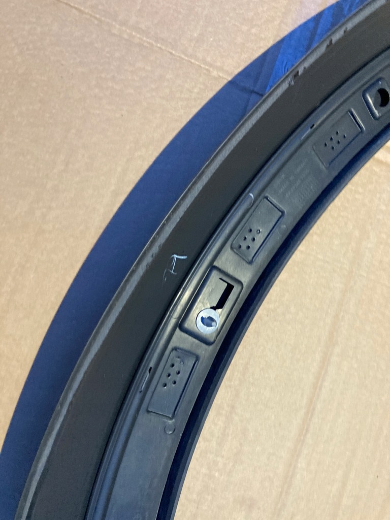 фото №9, Volov v90 ii cross country молдинг na крила передній лівий orygi.