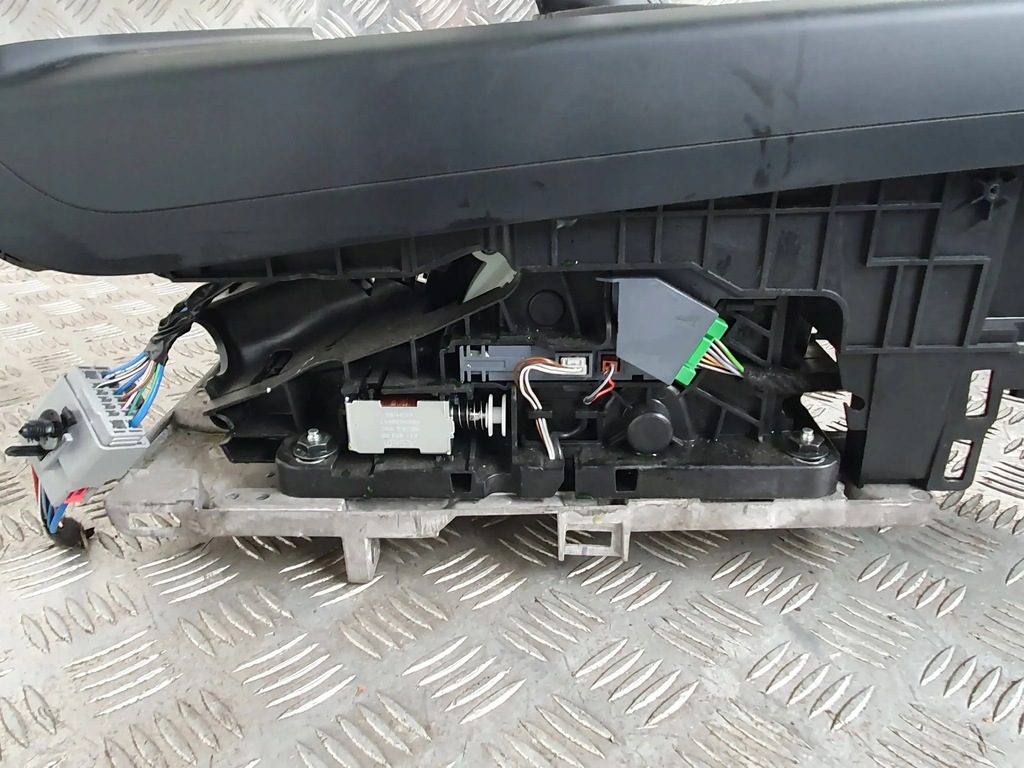 фото №9, Volvo v60 ii s60 iii 2018-2024 подлокотник туннель средний