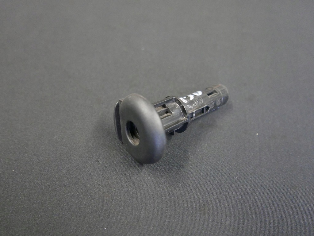 фото №1, Bmw f30 напрямна підголівник 2700510