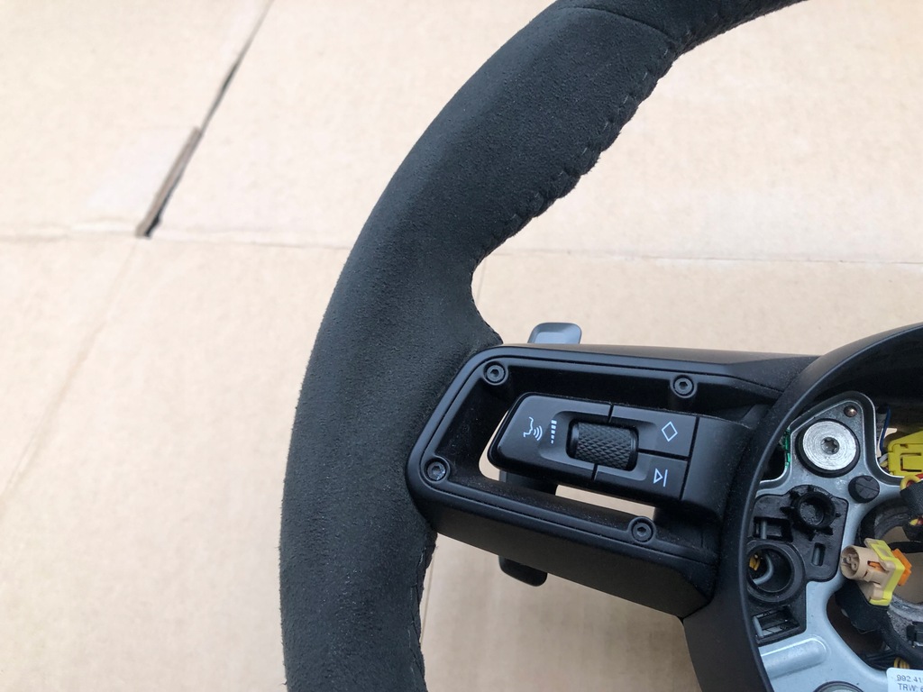 фото №5, Porsche 911 gts 992 повітропровід alcantara пелюстки перемикання