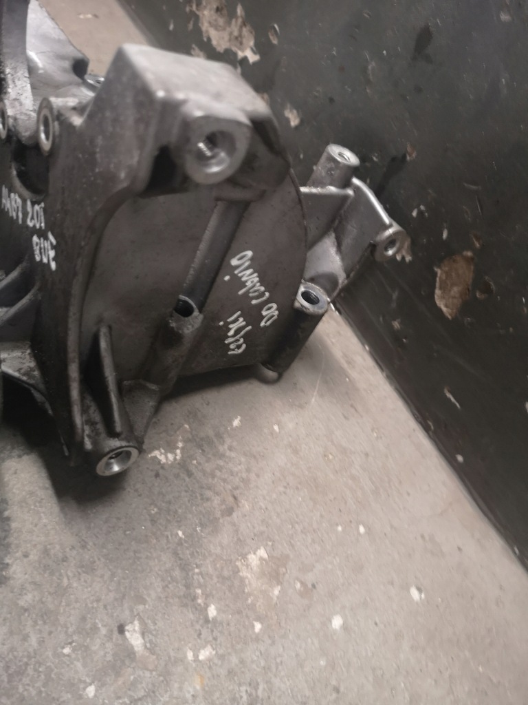 Кронштейн генератора a4 b7 2.0 tfsi bwe 06d903143d Недорого