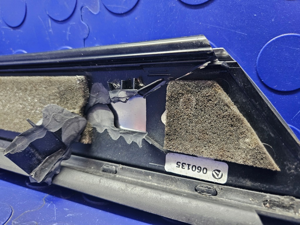 Молдинг скло лобове права audi a5 f5 кабріолет  комплектна оригінал 8w7853266b Зі Шроту