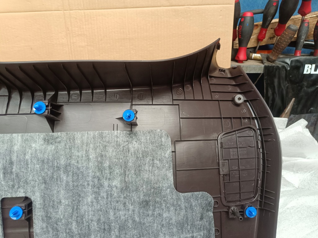 фото №14, Hyundai ix35 - обшивка кришки багажника