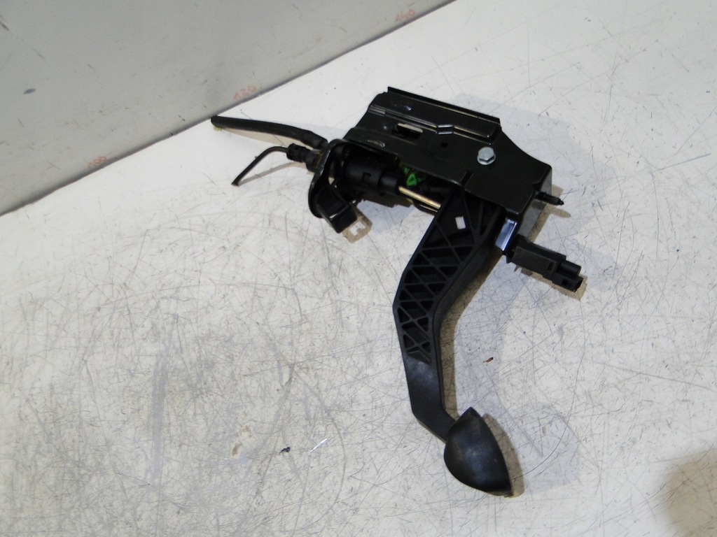 фото №5, Audi a2 1,4b 16v педаль помпа сцепления 8z1721059